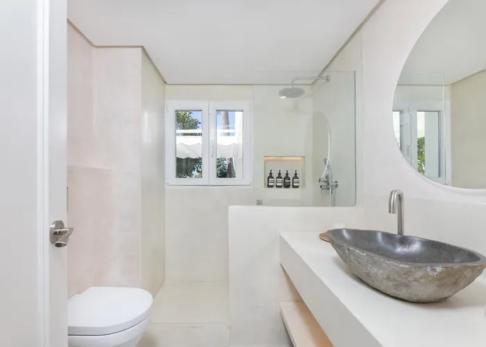 Sea Breeze House By Kura Homes Μαρμπέλλα